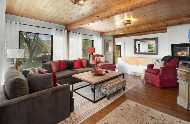 White Moon Ranch with Panorama River Views
