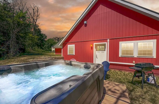 White Mountain Dream Cabin | 4 Acres + Hot Tub