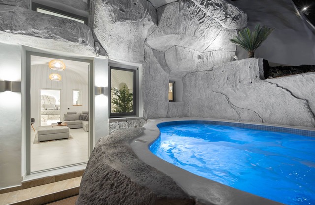 White occhio villa Santorini