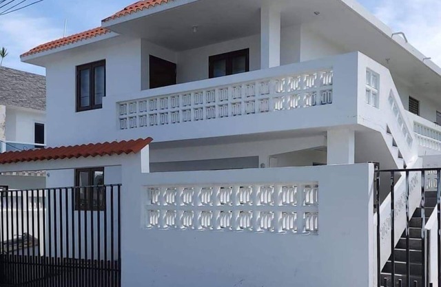 White Paradise Beach House: Your Coastal Haven
