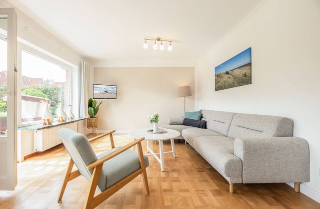 White walls and light-colored natural materials - a combination that makes the entire apartment look