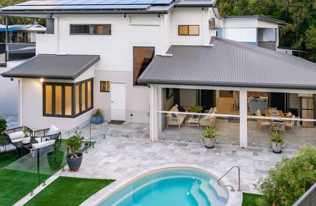 Whitehaven - 4 BR w Pool - 2 Mins to Beach