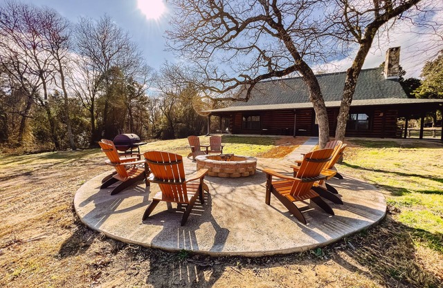 WhiteTail Lodge @ Cedar Cove Ranch, 700 acres w 25 acres private lake