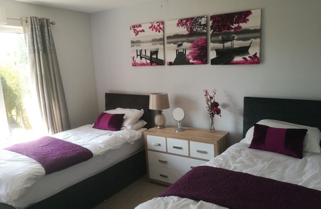 ★ Whole House ★near town centre ★ off road parking ★