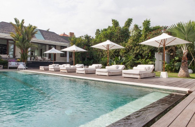 Wholesome Luxury 7BR Villa, Canggu - w/Spacious Pool & Lounging Area!