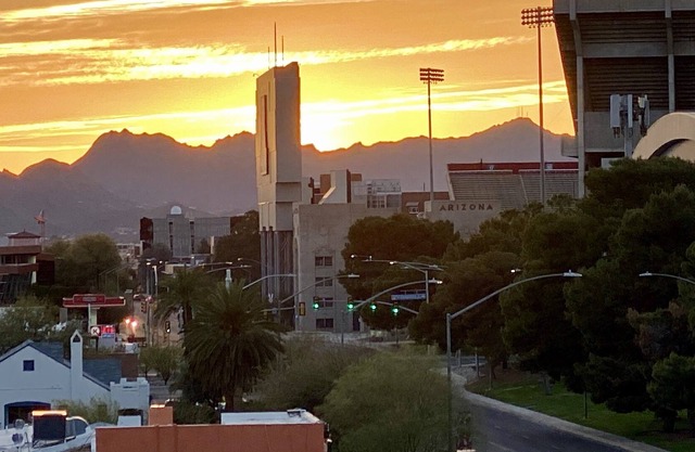Wildcat305 - Beautiful condo overlooking UofA stadium and close to downtown