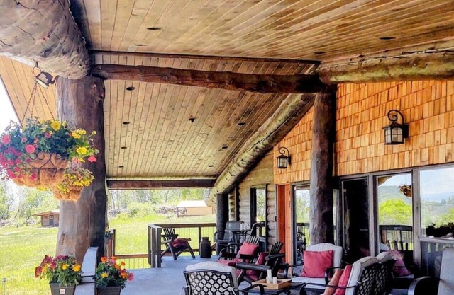 William's Place - Center of Paonia's Wine Country