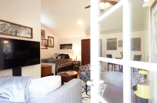 Willow Glen Private Studio - 1 Queen Bed and 1 Queen Inflatable