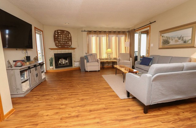 Willows House - Dog-friendly Soundside 2 BR condo w/community pool and sound access