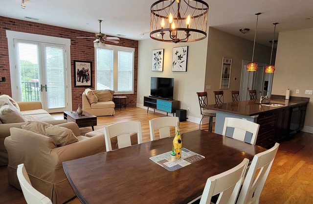 Wilmington NC Luxury 2-Bedroom Condo, in the Art District - perfect for two!