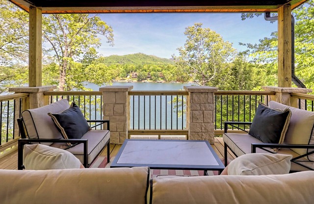 Windjammer Lakehouse - by Chatuge Home Concierge lakefront, pool table, Fire pit, SUP, Kayaks, private dock with covered boat slip