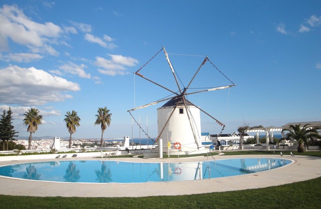 Windmill Hill 2 bed modern apartment with Wifi and Air Con in lounge