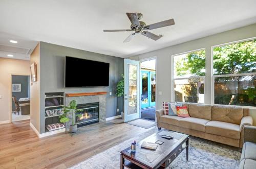 Wine Country Retreat with Hot Tub & Mini Golf