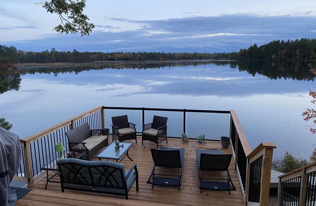 Winter/summer paradise family Cottage. Cosy getaway. Water front nskidoo trail