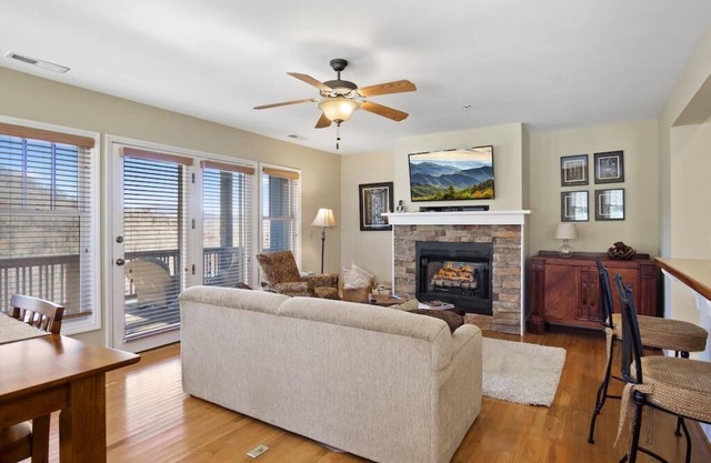 Wintergreens R611-Mountain Condo, Mountain View, Gated Resort, Indoor/Outdoor Pools and Hot Tub, .