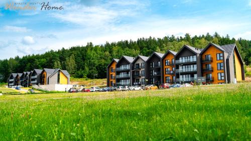 Wonder Hill - bajkowy widok na góry i zalew