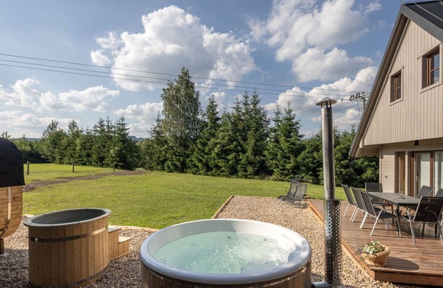 Wonderful private villa for 10 people with hot tub, WIFI, TV, terrace and pets allowed
