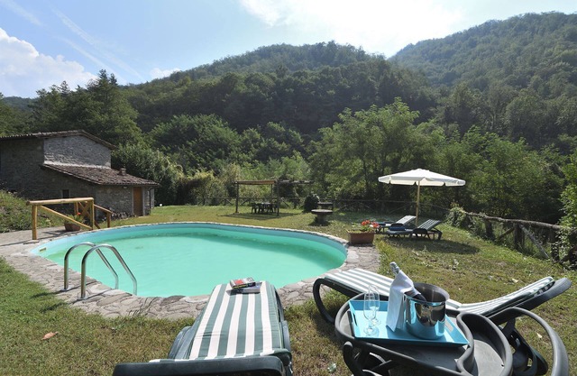 Wonderful private villa for 4 people with private pool, WIFI, TV, pets allowed and parking