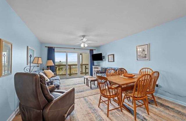 Wonderful 2nd floor condo in Colony By The Sea