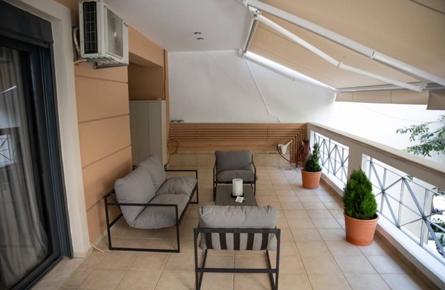 Wonderful central apartment with private parking space.