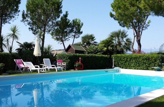 Wonderful detached villa with garden and pool - 90 minutes from Rome