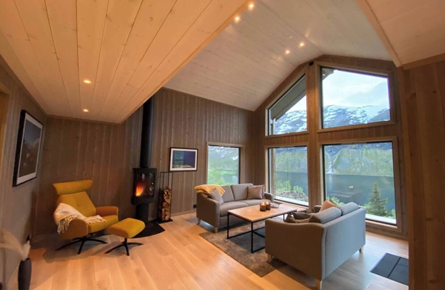 Wonderful, modern cabin, 15 minutes from Geiranger
