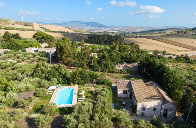 Wonderful private villa for 10 people with WIFI, private pool, TV, terrace, pets allowed and par.