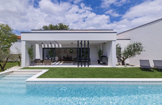 Wonderful private villa for 6 guests with WIFI, A/C, hot tub, private pool, TV and terrace