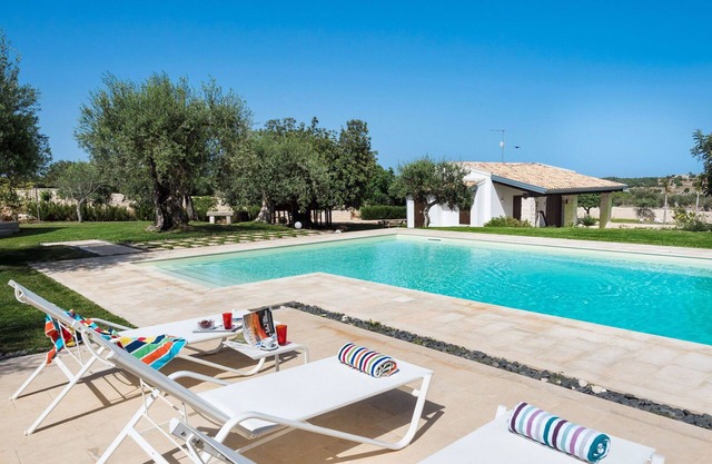 Wonderful private villa for 10 people with A/C, private pool, WIFI, TV, patio and parking