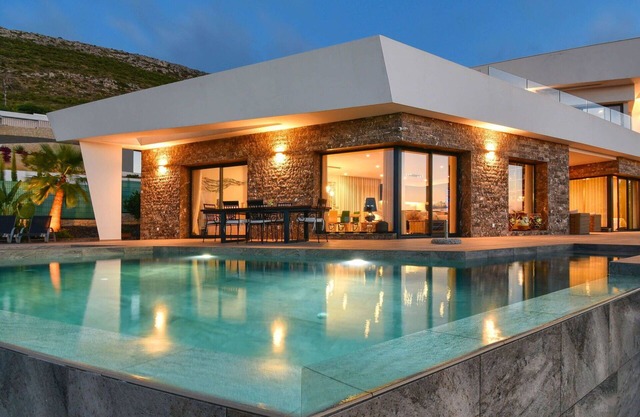 Wonderful private villa for 8 guests with private pool, A/C, WIFI, hot tub, TV, patio and parking