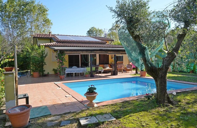 Wonderful private villa with private pool, WIFI, A/C, TV, veranda, pets allowed, close to La Spezia