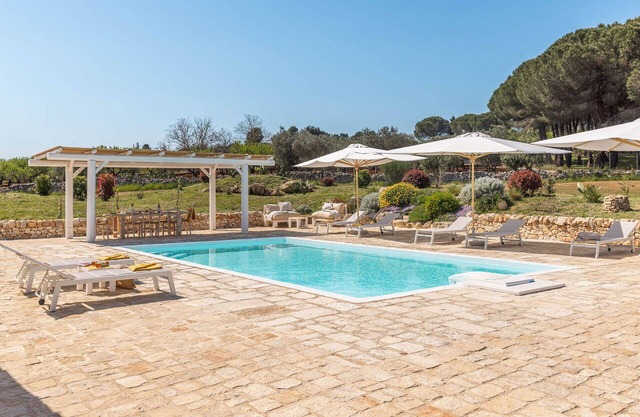 Wonderful private villa with WIFI, private pool, A/C, TV, patio and panoramic view, close to Ost.