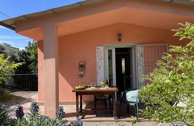 Wonderful private villa for 4 guests with WIFI, A/C, TV, patio, pets allowed and parking