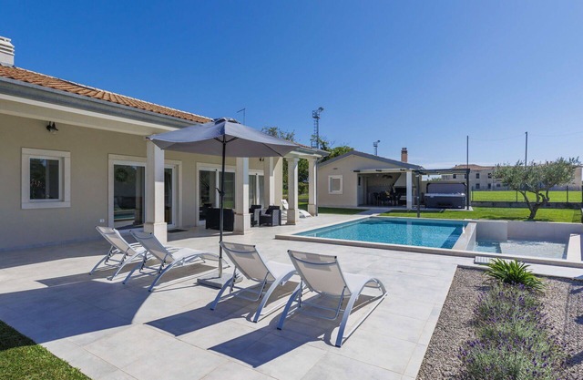 Wonderful private villa for 8 people with WIFI, private pool, A/C, hot tub, TV and terrace