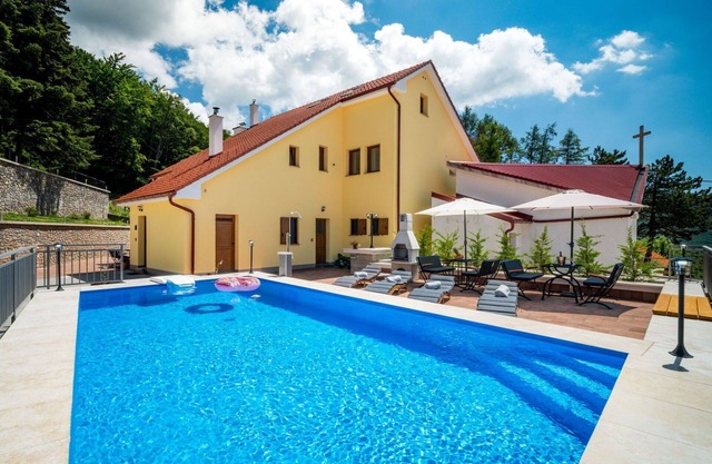 Wonderful private villa for 12 guests with WIFI, private pool, TV, terrace and pets allowed