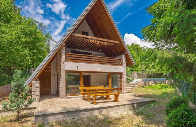 Wonderful private villa for 4 guests with WIFI, A/C, hot tub, TV, terrace and parking