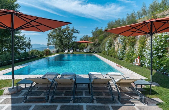 Wonderful private villa for 18 guests with private pool, A/C, hot tub, WIFI, TV and patio
