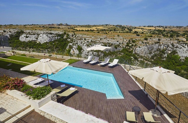 Wonderful private villa for 16 people with A/C, hot tub, WIFI, private pool, TV, patio and parking