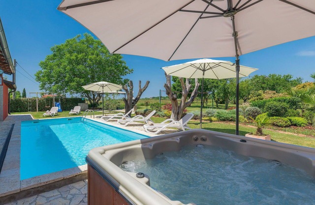 Wonderful private villa with WIFI, A/C, private pool, hot tub, TV, terrace and pets allowed