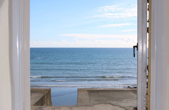 Wonderful reverse level conversion located on the sea front in picturesque rural hamlet on the South