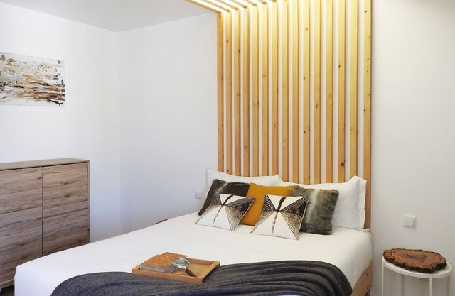 Wood Bedroom, Lisbon Airport Charming Rooms