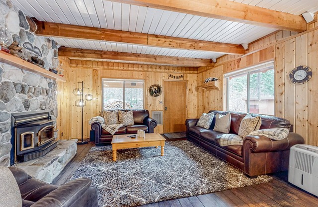 Wooded cabin with private hot tub, deck, firepit & fireplace - walk to the lake