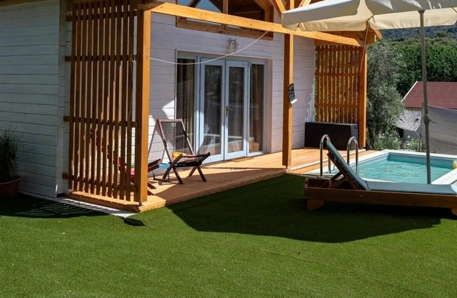 Wooden villa near airport and sea - Free pick up!