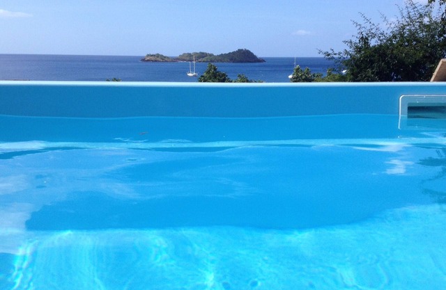 Wooden villa with private pool, beautiful view of the sea and îlet Pigeon