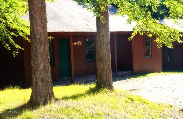 Woodland Cabin near Boat Ramp