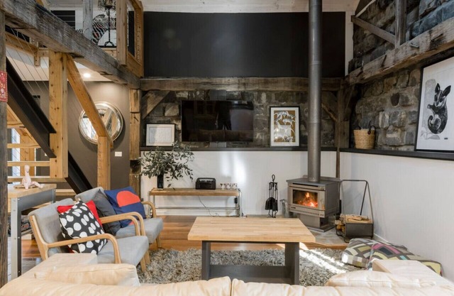 WOODLANDS RETREAT - stylish and unique, per friendly!
