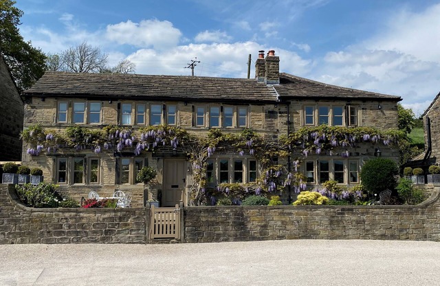 WOODLEA COTTAGE, pet friendly, luxury holiday cottage in Almondbury