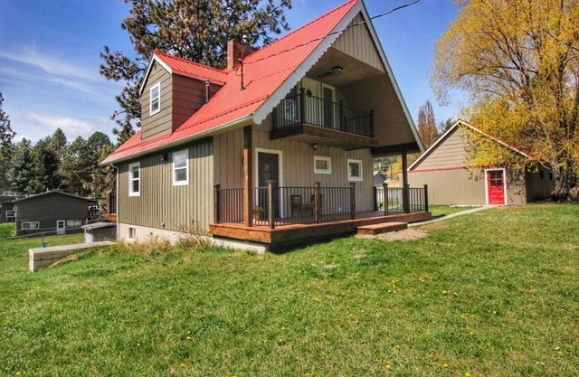 Woods Bay Chalet Close to Flathead Lake