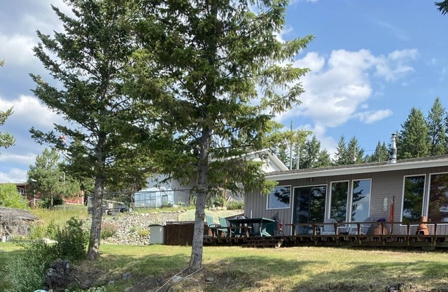 Woods Waterside Cottage on Chimney Lake