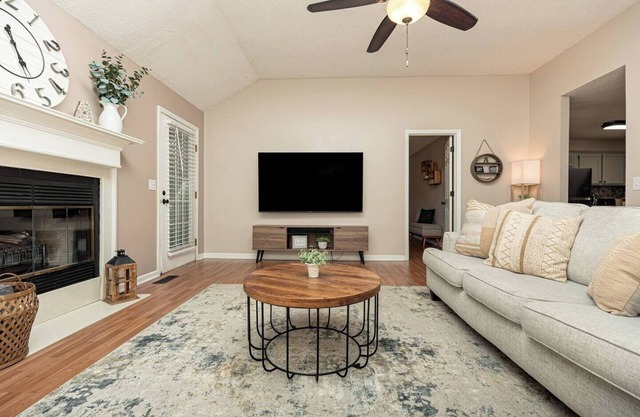 Woodsy 3BR | Monthly Discounts | Pet Friendly